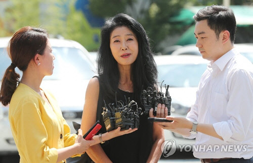 배우 김부선 씨가 지난달 22일 오후 경기도 성남시 분당경찰서에 피고발인 신분으로 출석, 취재진의 질문에 답하고 있다.  <연합뉴스>